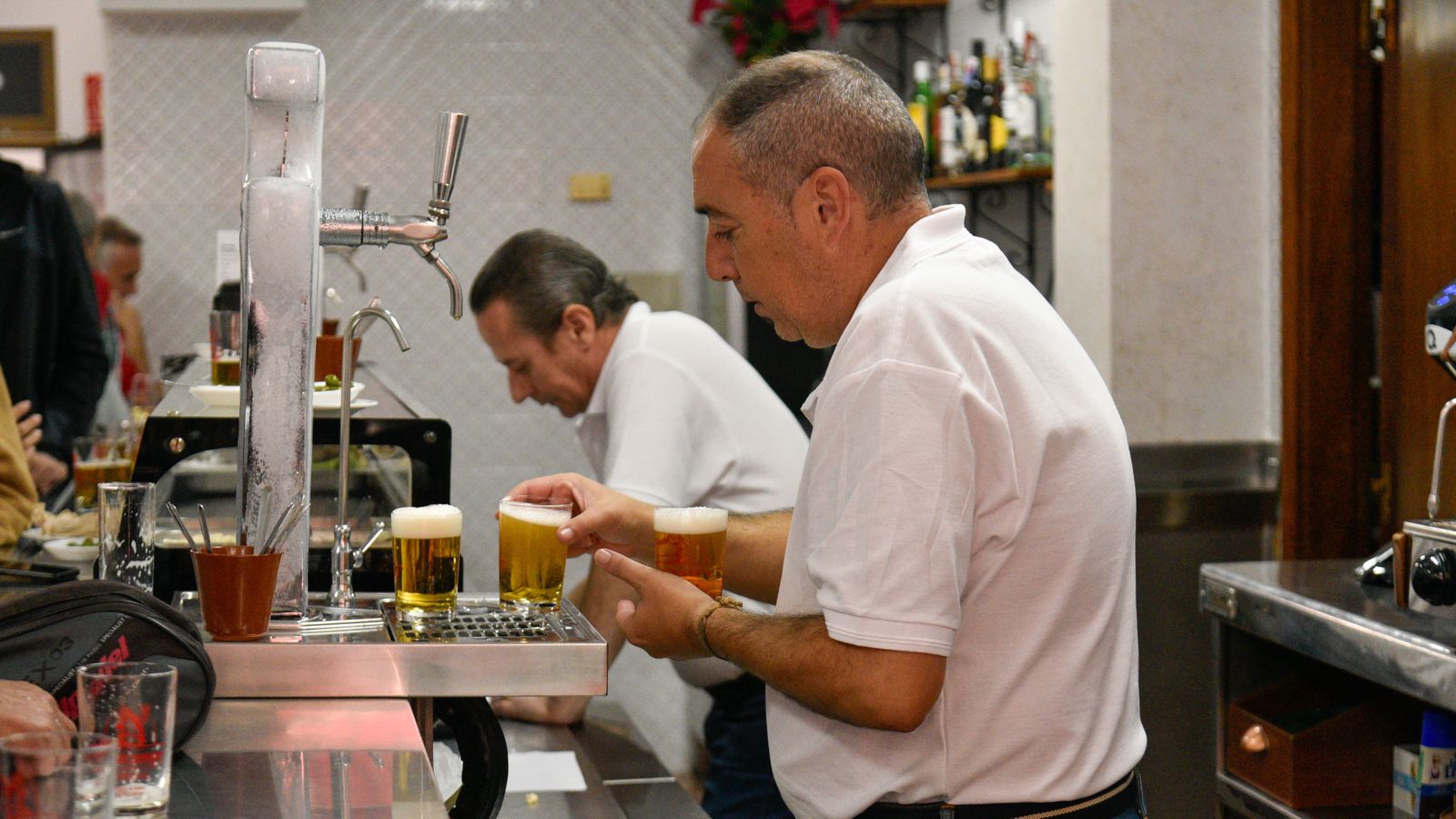 Las fotos del primer dia de reapertura del Bar 'Te dire' en Algeciras