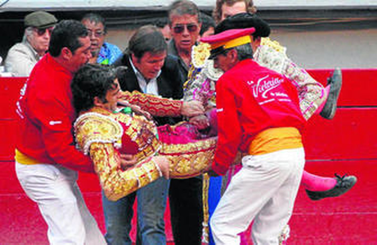 El diestro José Tomás es trasladado a la enfermería después de sufrir la cornada el pasado domingo en la plaza de Aguascalientes.