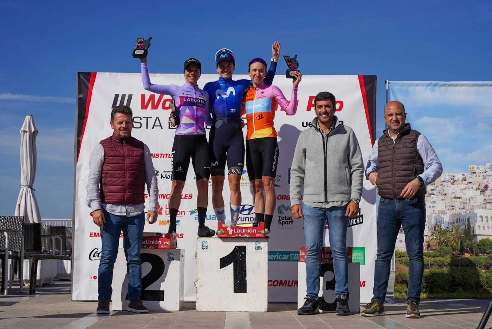 Podio de la tercera edición de la Women Cycling Pro Costa de Almería celebrada este domingo.