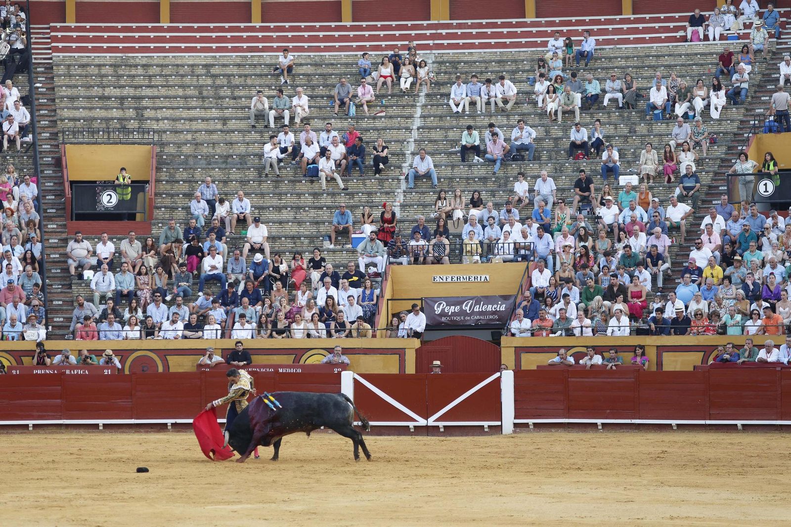 Una decepcionante corrida de Miura con Esaú Fernández a hombros cierra Algeciras