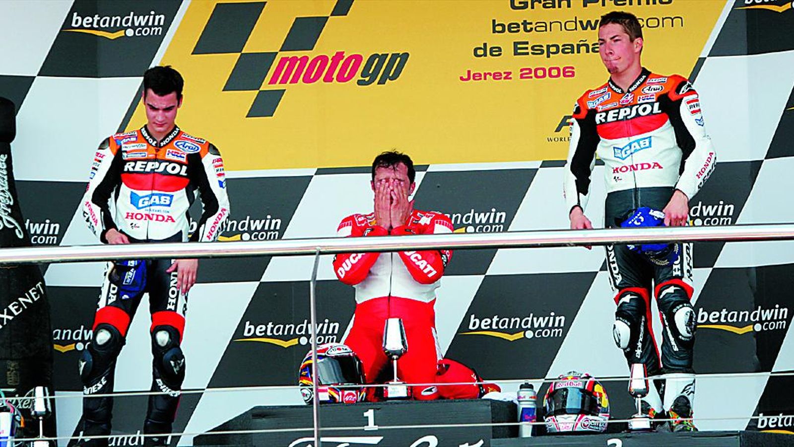 Capirossi llora en el podio junto a Pedrosa y el malogrado Hayden en el único triunfo de Ducati en Jerez (2006). Capirossi llora en el podio junto a Pedrosa y el malogrado Hayden en el único triunfo de Ducati en Jerez (2006).