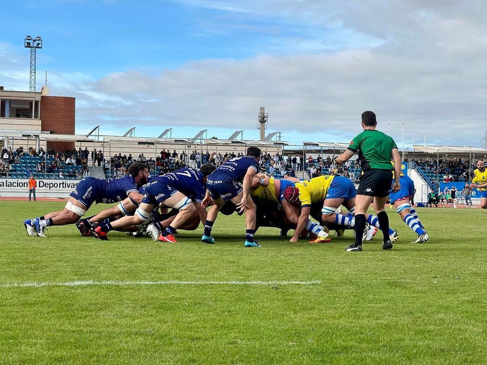 Una melé en el partido entre el Real Ciencias Enerside y Pasek Belenos.