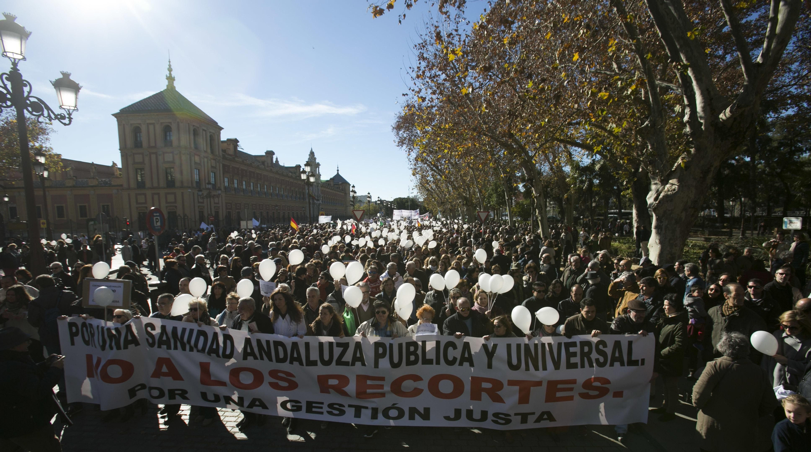 La marea blanca ante la sede de la presidencia andaluza