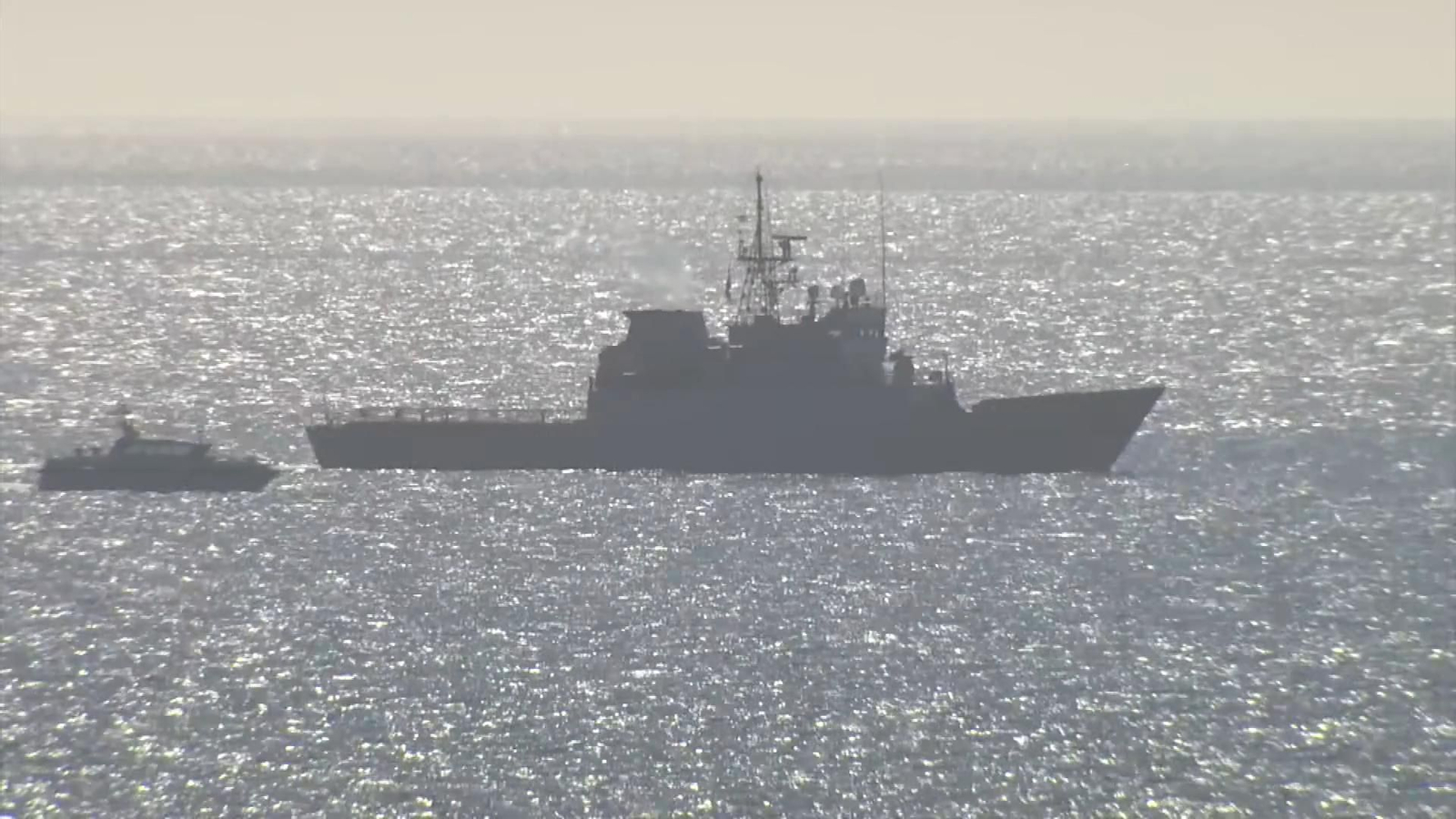 El buque de la Armada española Centinela (P-72) y la patrullera gibraltareña Dagger de la Royal Navy