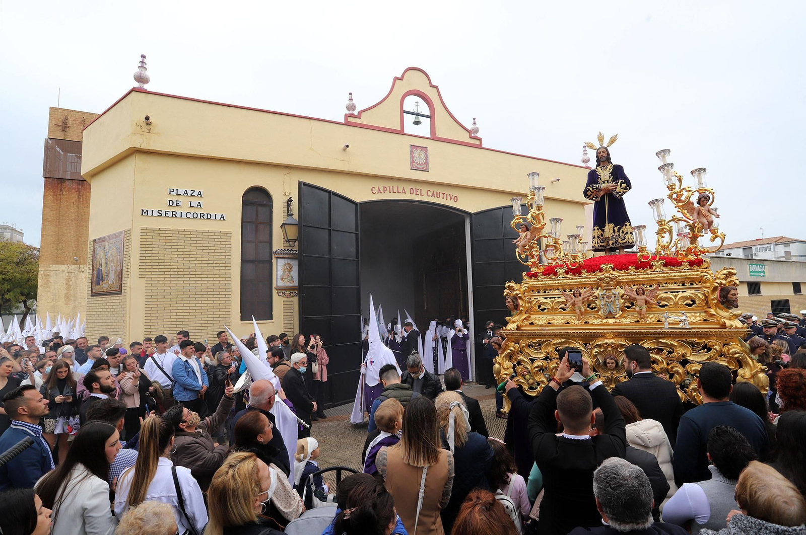 Imágenes de la procesión del Cautivo  bajo la lluvia en Huelva