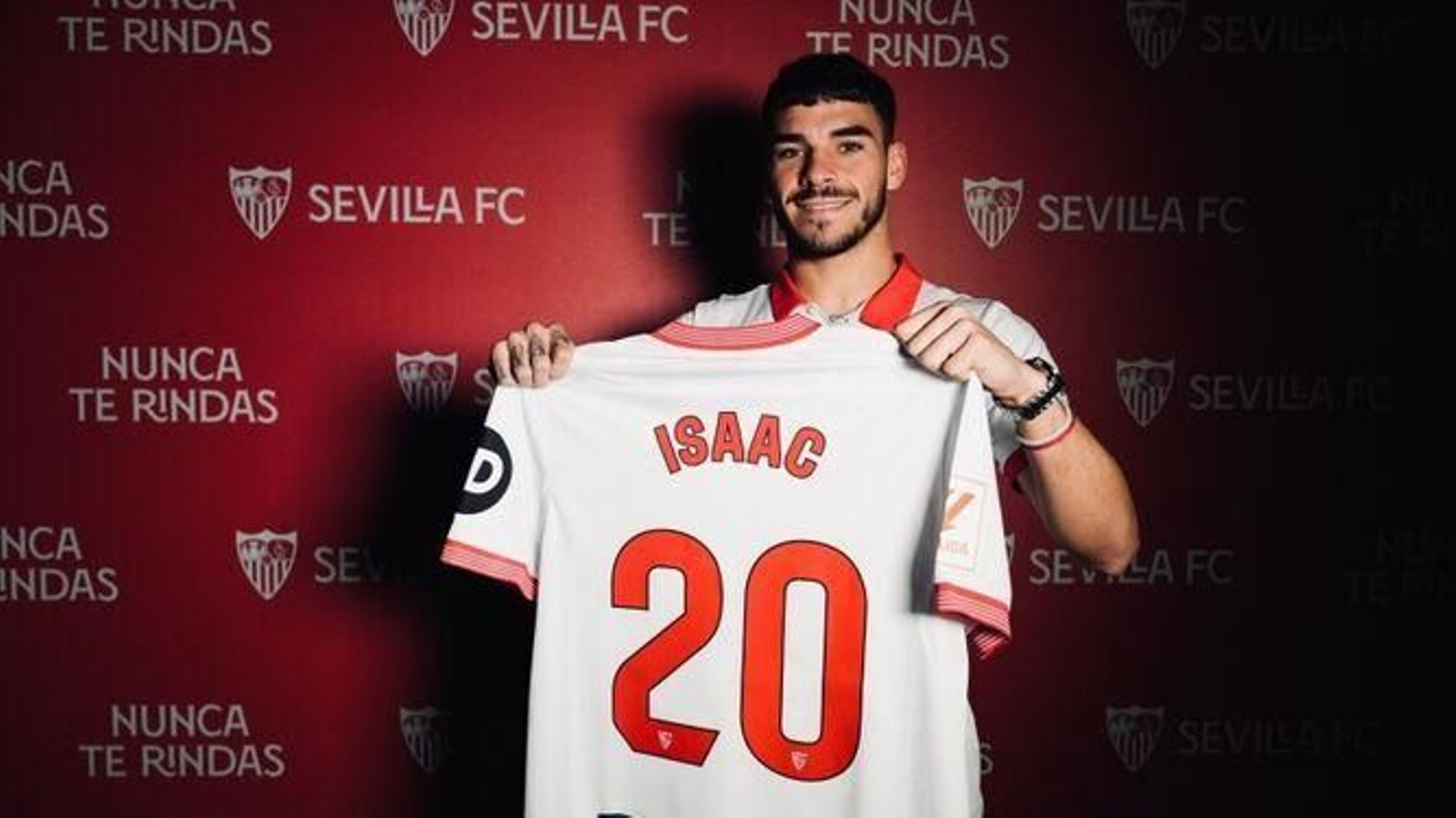 Isaac muestra la camiseta número 20 que antes lucía Fernando.