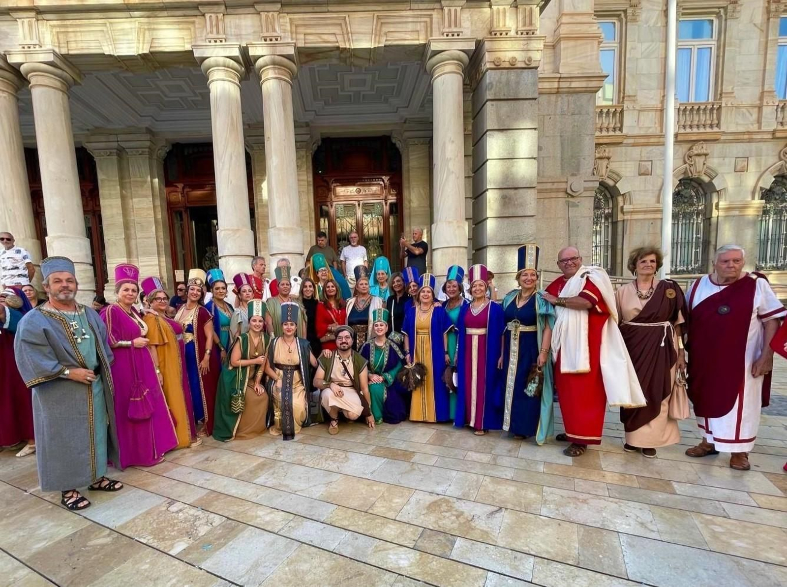 Así fue el paseo de la recreación de Cástulo de Linares por el desfile de Cartagena, en imágenes