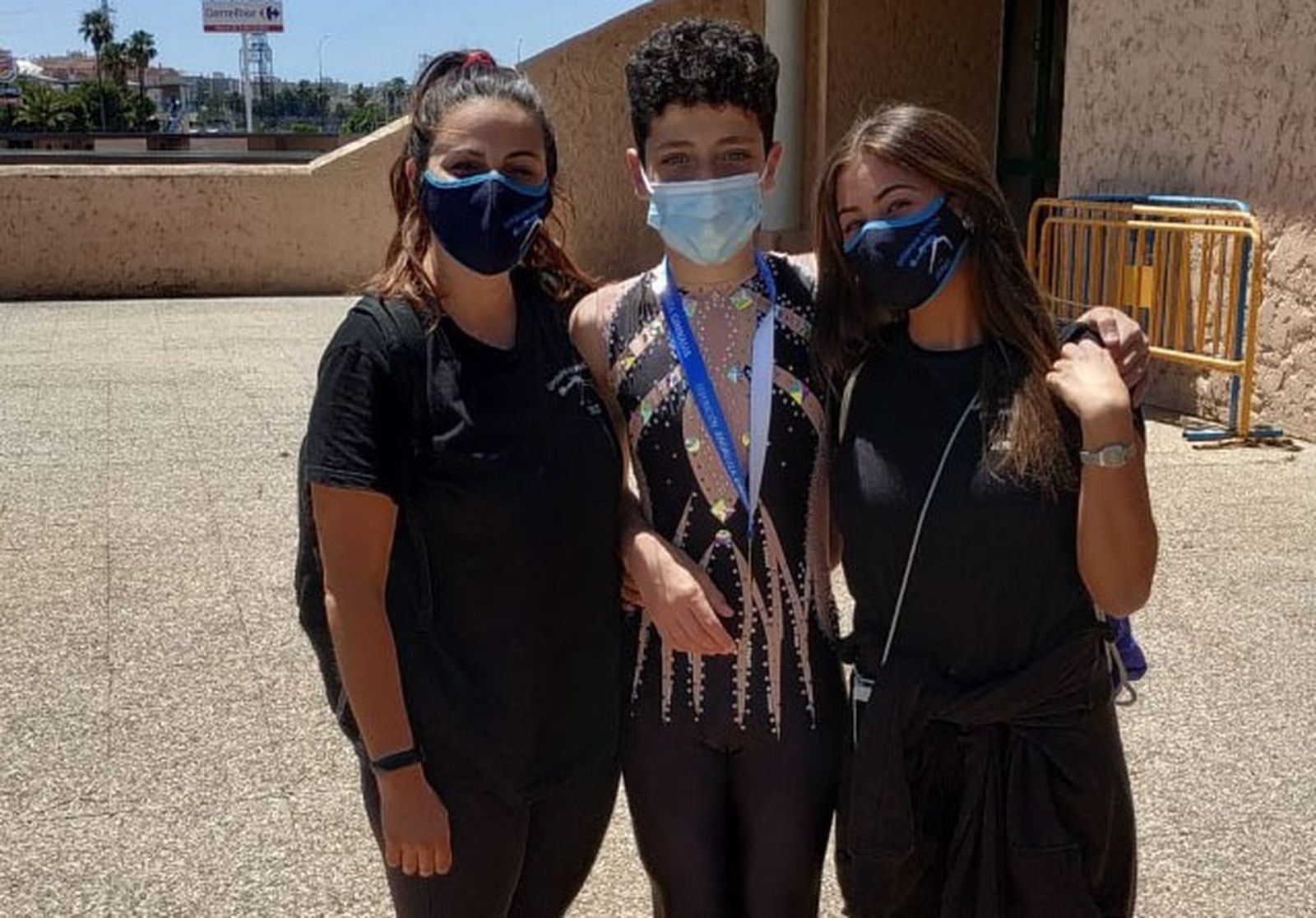 Christian Lara posa orgulloso junto a sus entrenadoras Mar González y Elena Villaça.