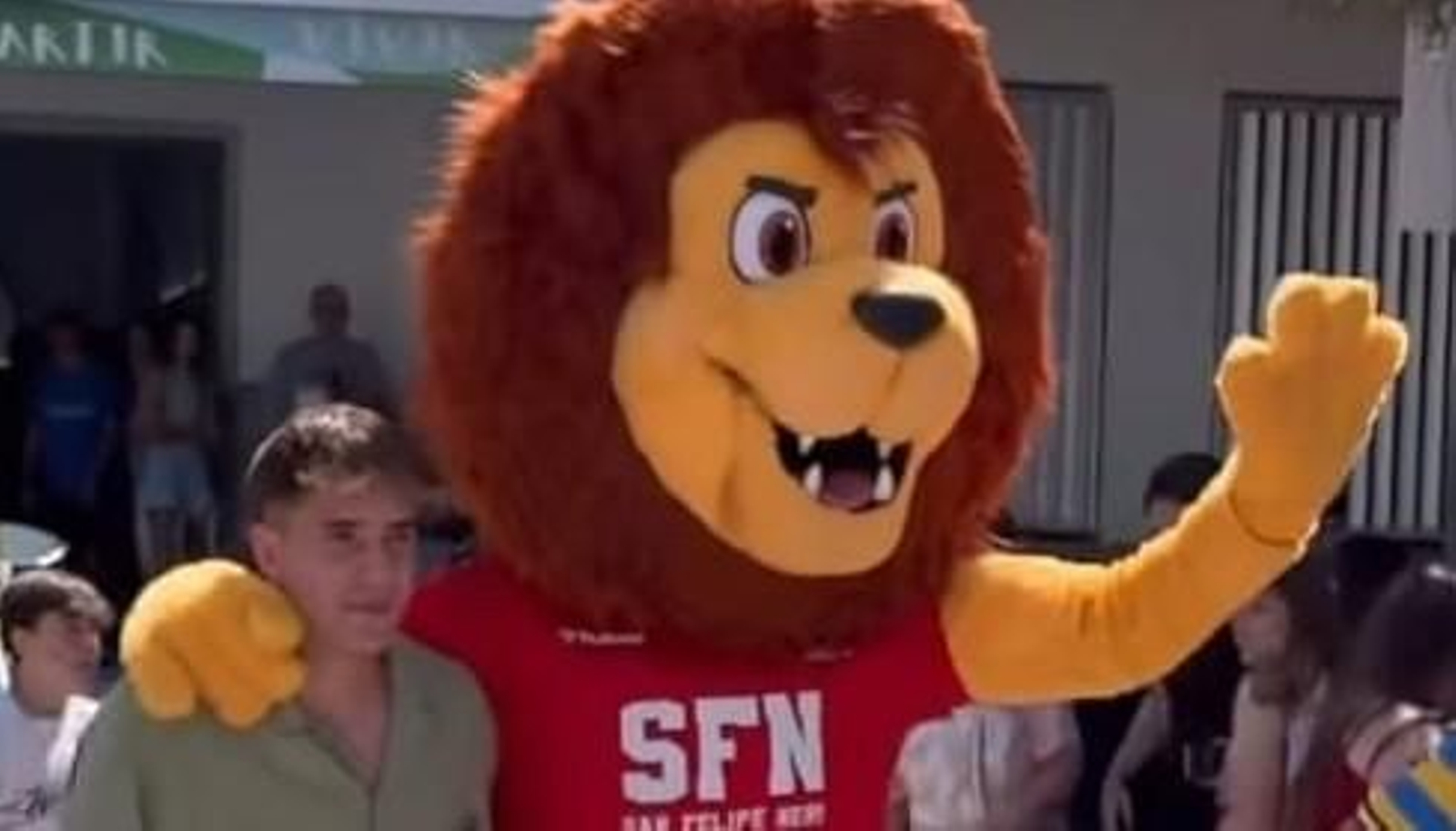 Dani Yáñez el viernes con la mascota de San Felipe Neri.