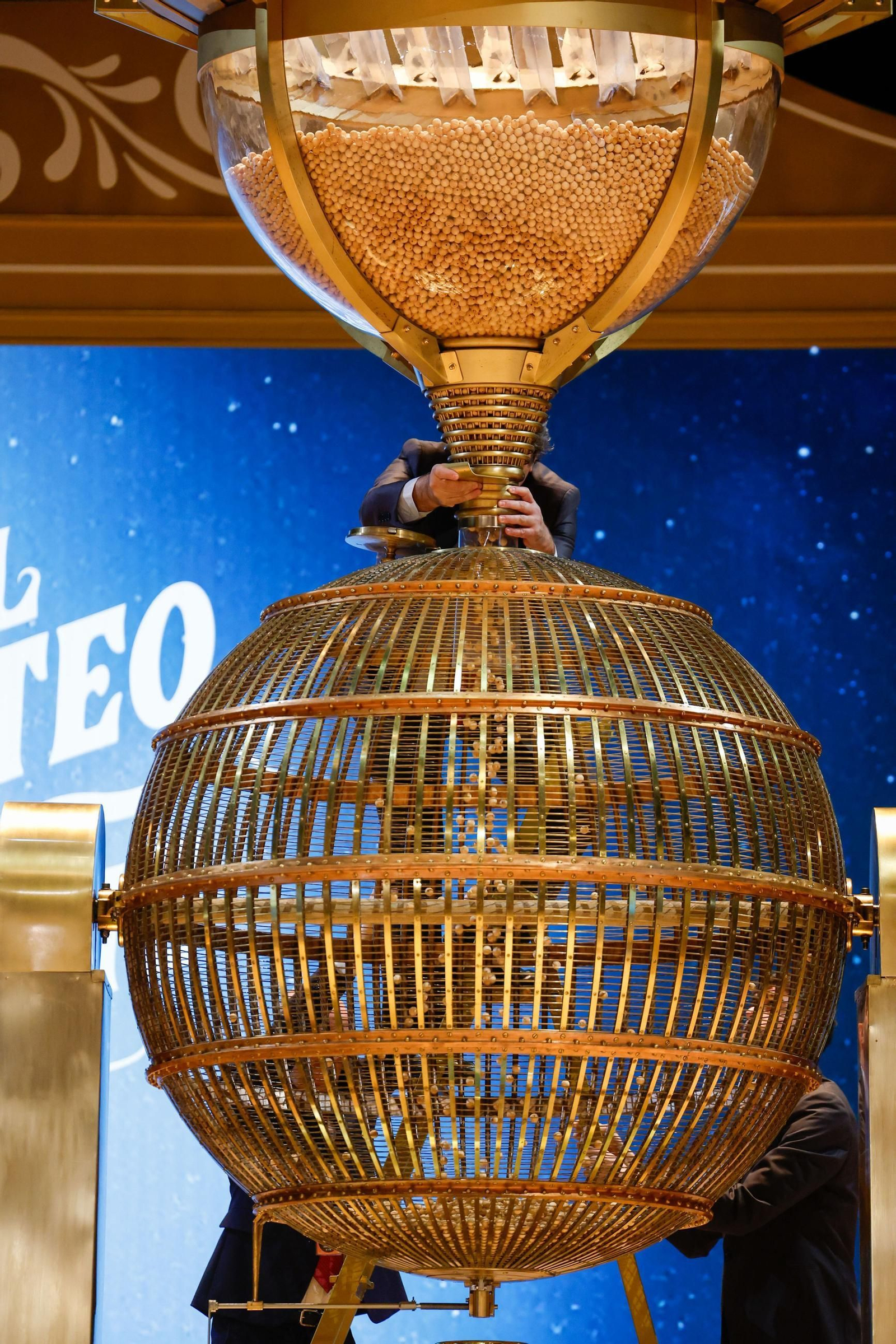 Las imágenes del comienzo del Sorteo Extraordinario de Navidad en el Teatro Real