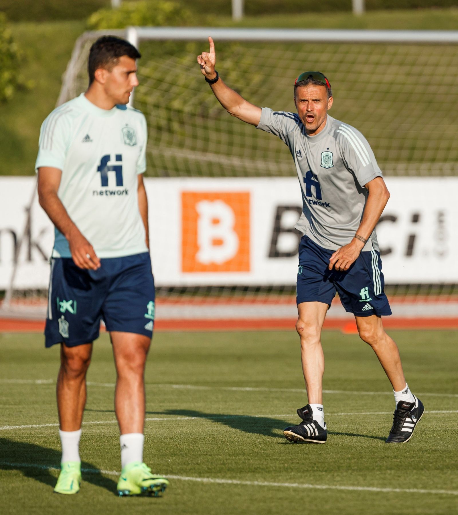 Luis Enrique da órdenes con vehemencia con el medio centro Rodri en primer plano.