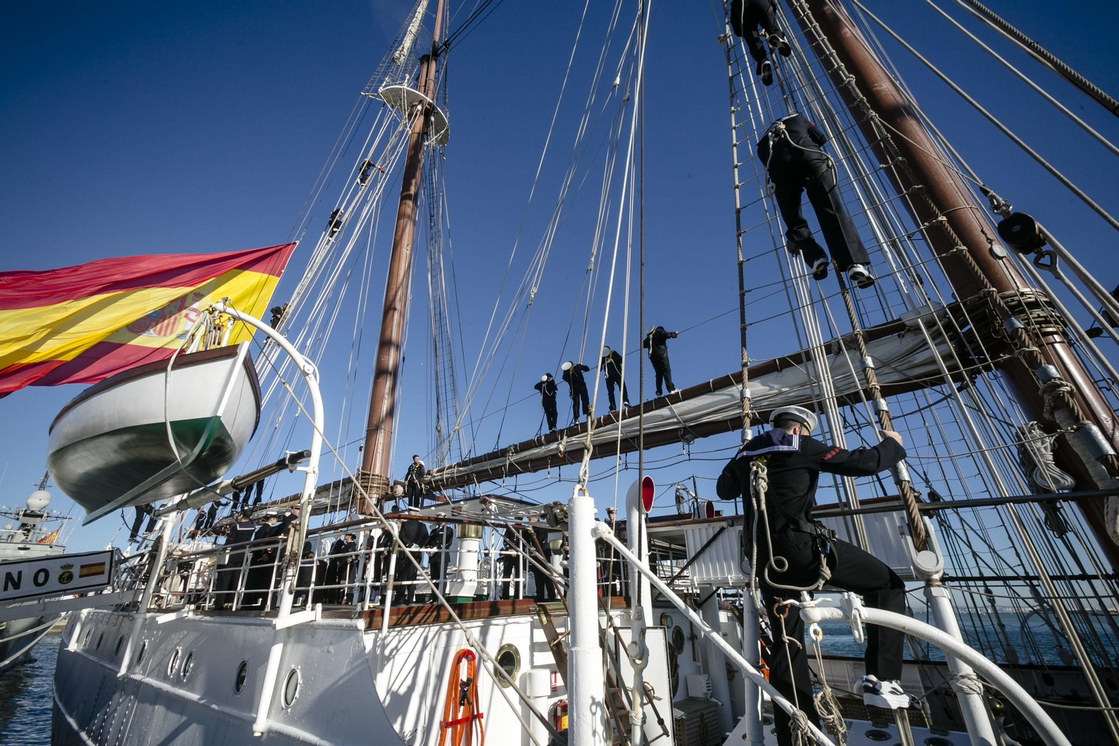 Elcano inicia su XCI crucero de instrucción en Cádiz