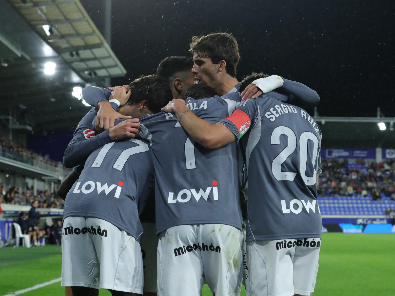 Los jugadores del Granada se abrazan tras el gol marcado por Alemañ