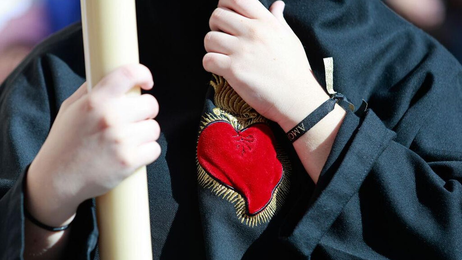 Corazón en la túnica de los nazarenos. Corazón en la túnica de los nazarenos.