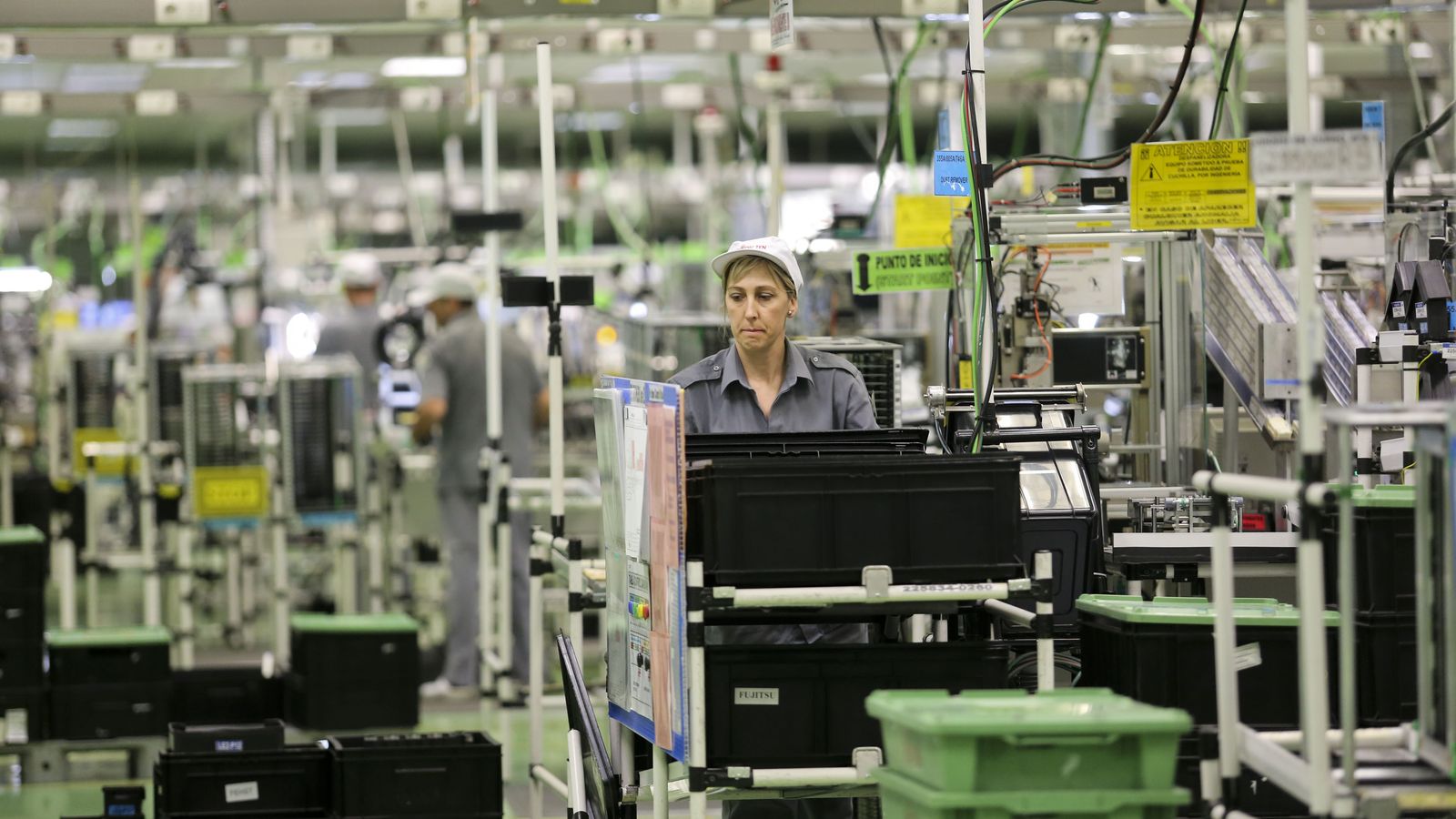 Empleados en la fábrica de Fujitsu en Málaga
