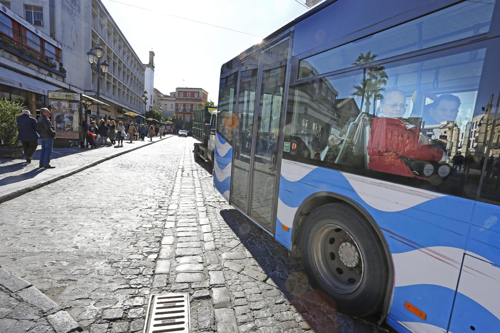 Un autobús urbano circulando por la plaza Esteve.
