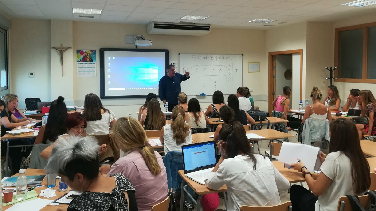 El docente Fernández Bravo durante una clase.