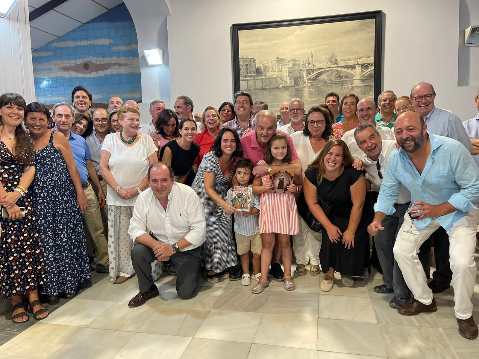 Foto de familia con parte de los asistentes al homenaje sorpresa al tabernero Francisco Moreno