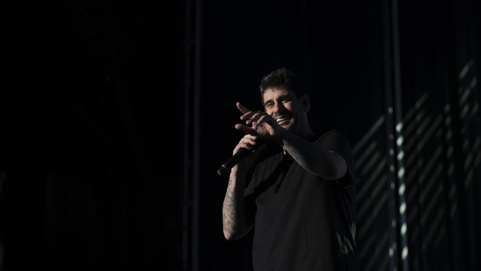 El concierto de Melendi llena de fans la Plaza de Toros de Almería, en imágenes