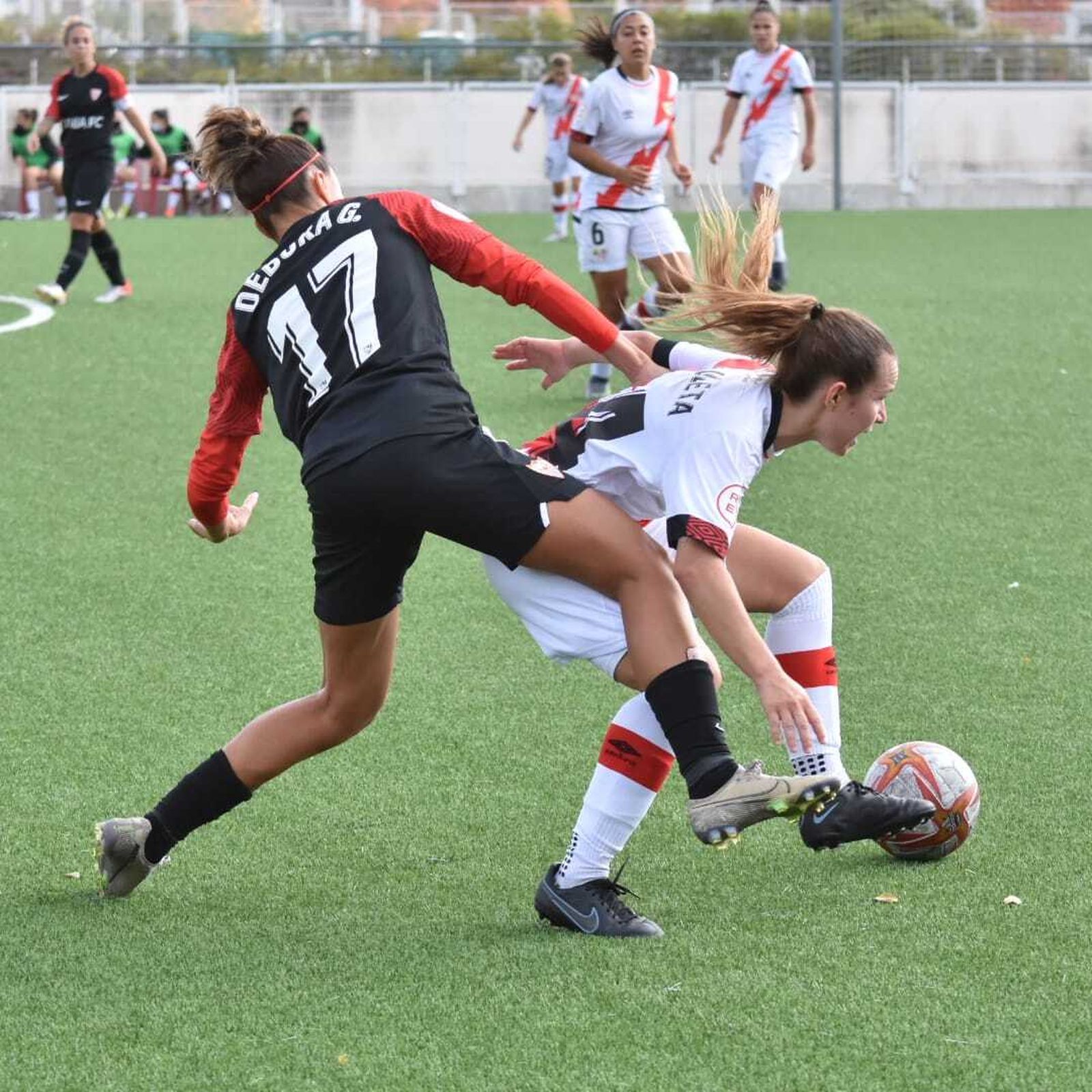 La sevillista Débora presiona a una jugadora del Rayo.