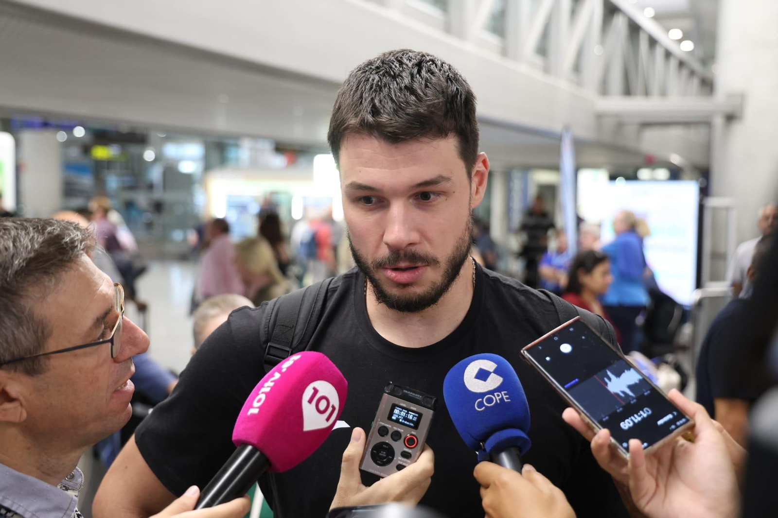 El Unicaja brinda la Intercontinental a un centenar de aficionados en el aeropuerto
