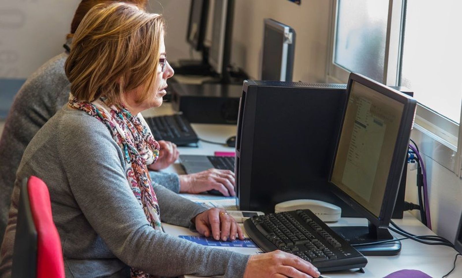 Usuarios en un centro Guadalinfo .