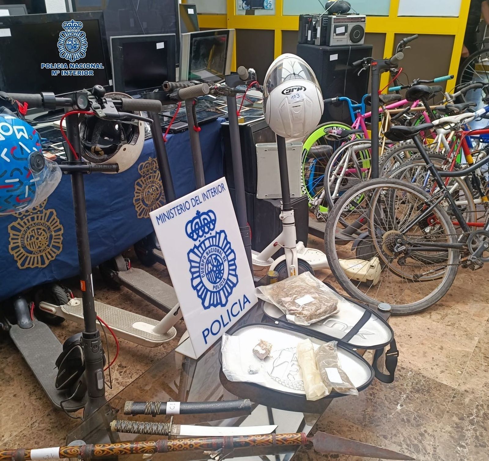 Patinetes, bicicletas y otros objetos encontrados en los registros.