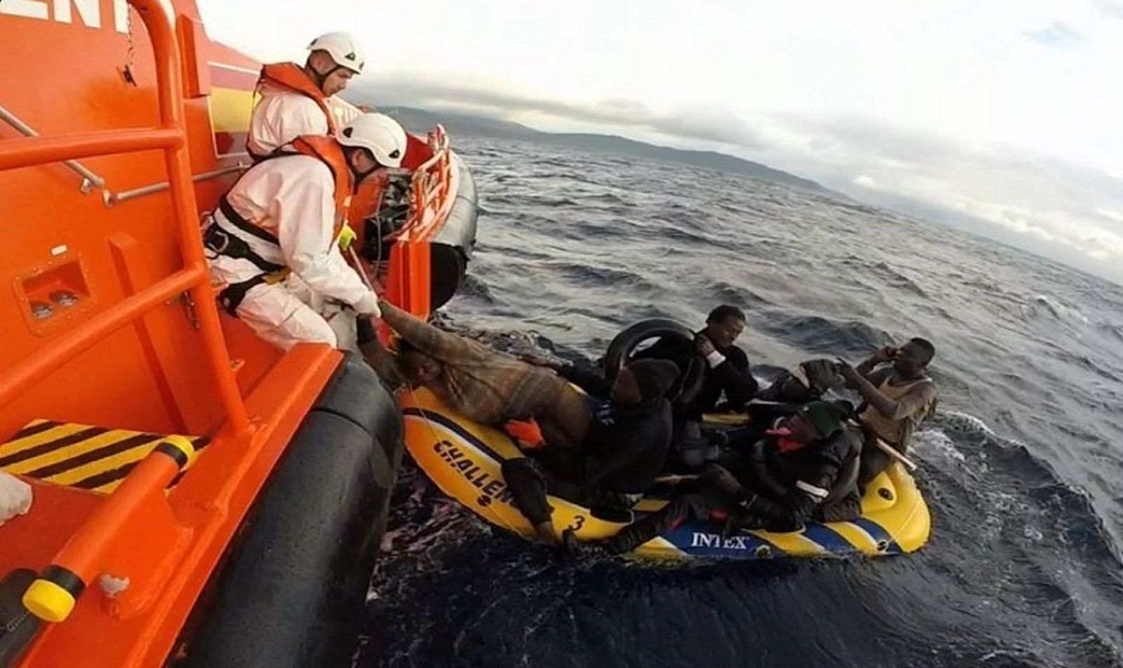 Una de las embarcaciones que fueron rescatadas ayer por los miembros de Salvamento Marítimo.