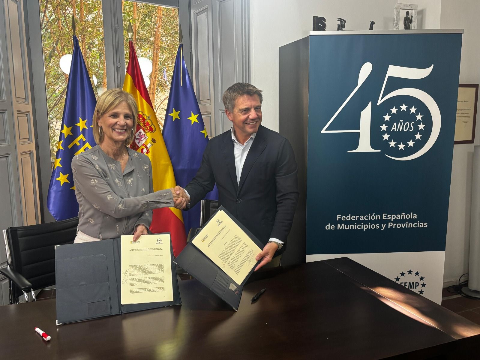 María José García-Pelayo, con el presidente de la Confederación Empresarial de Hostelería de España, José Luis Álvarez Almeida.