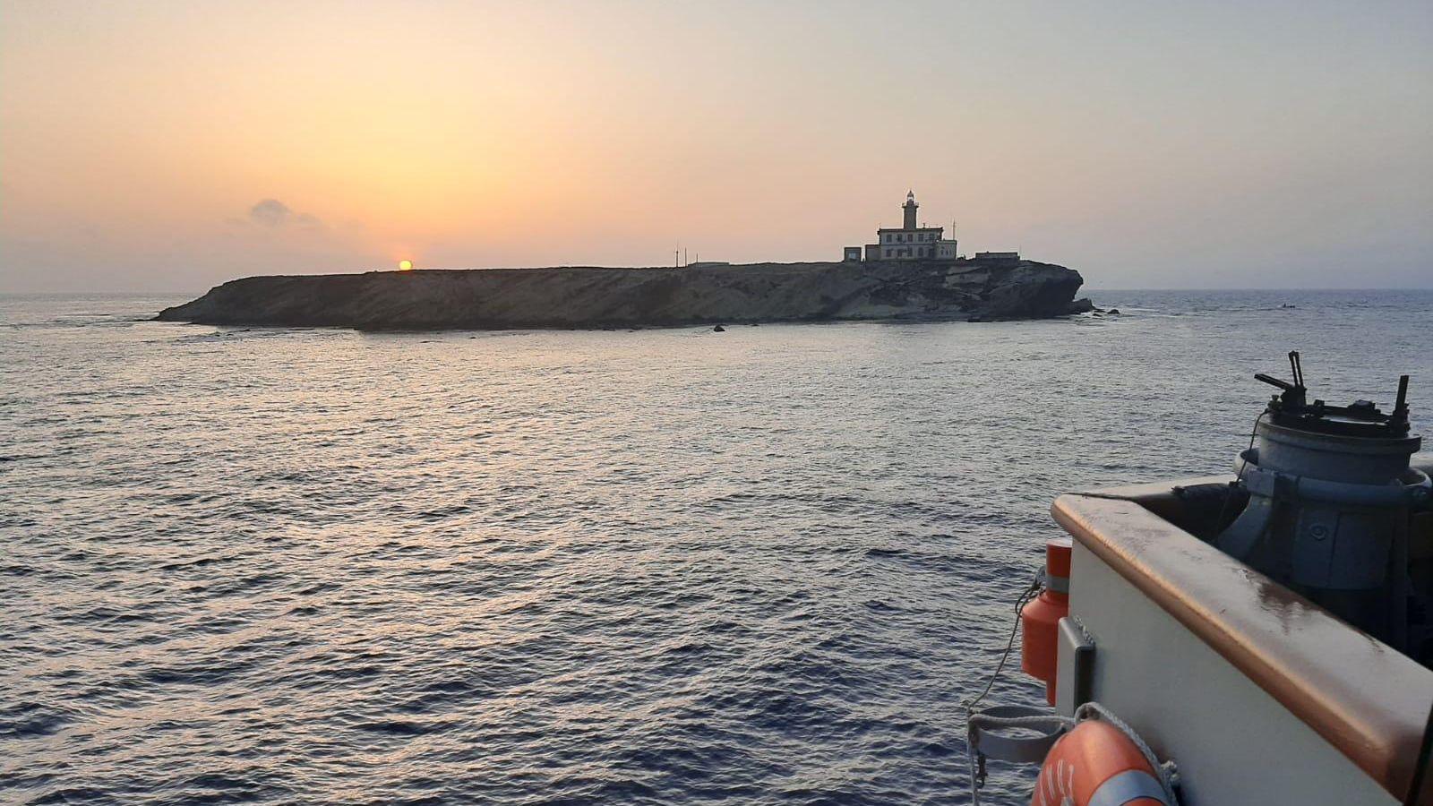Panorámica de la isla desde uno de los buques de la Armada