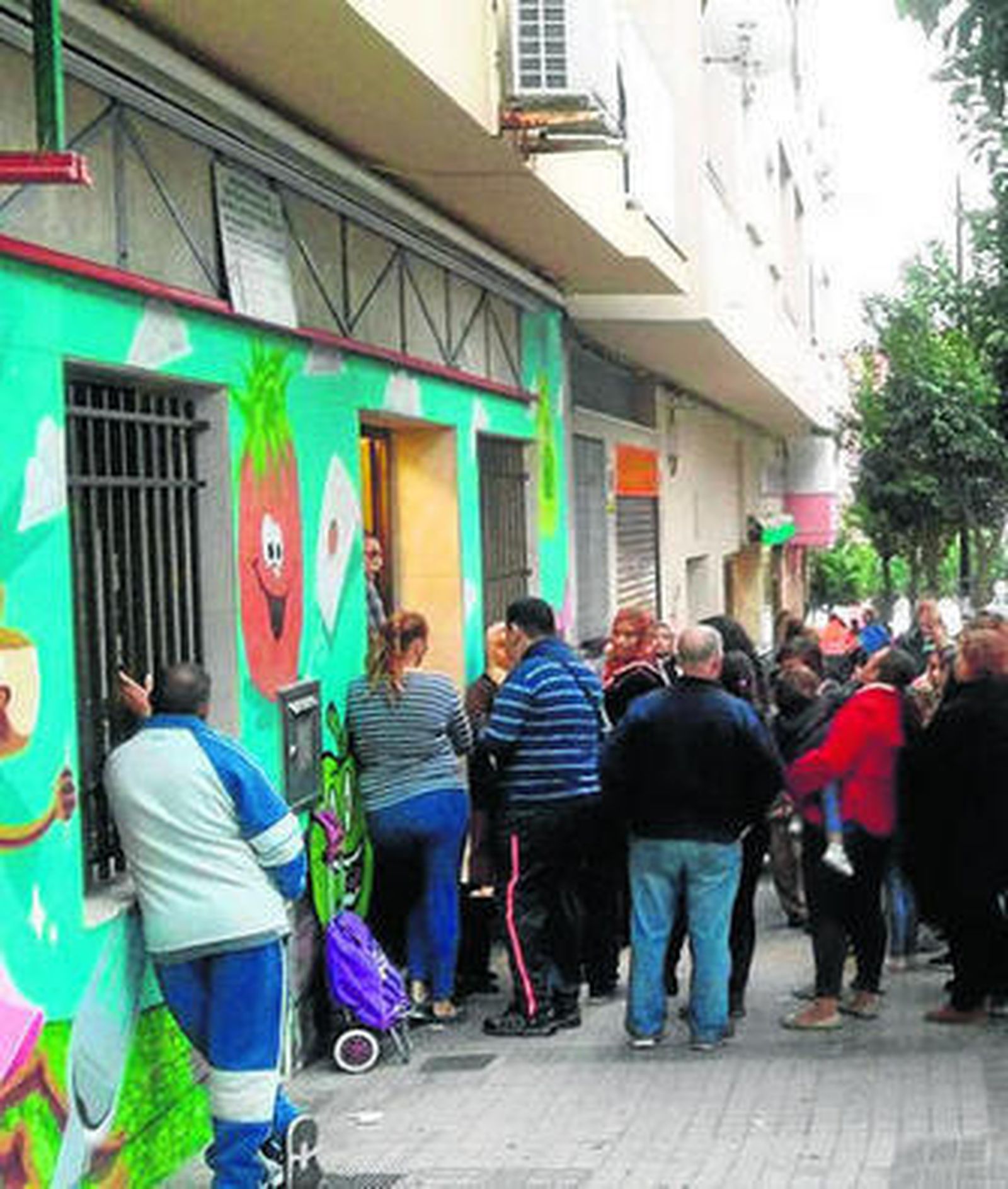 Las colas formadas este fin de semana en la sede de Ambae.