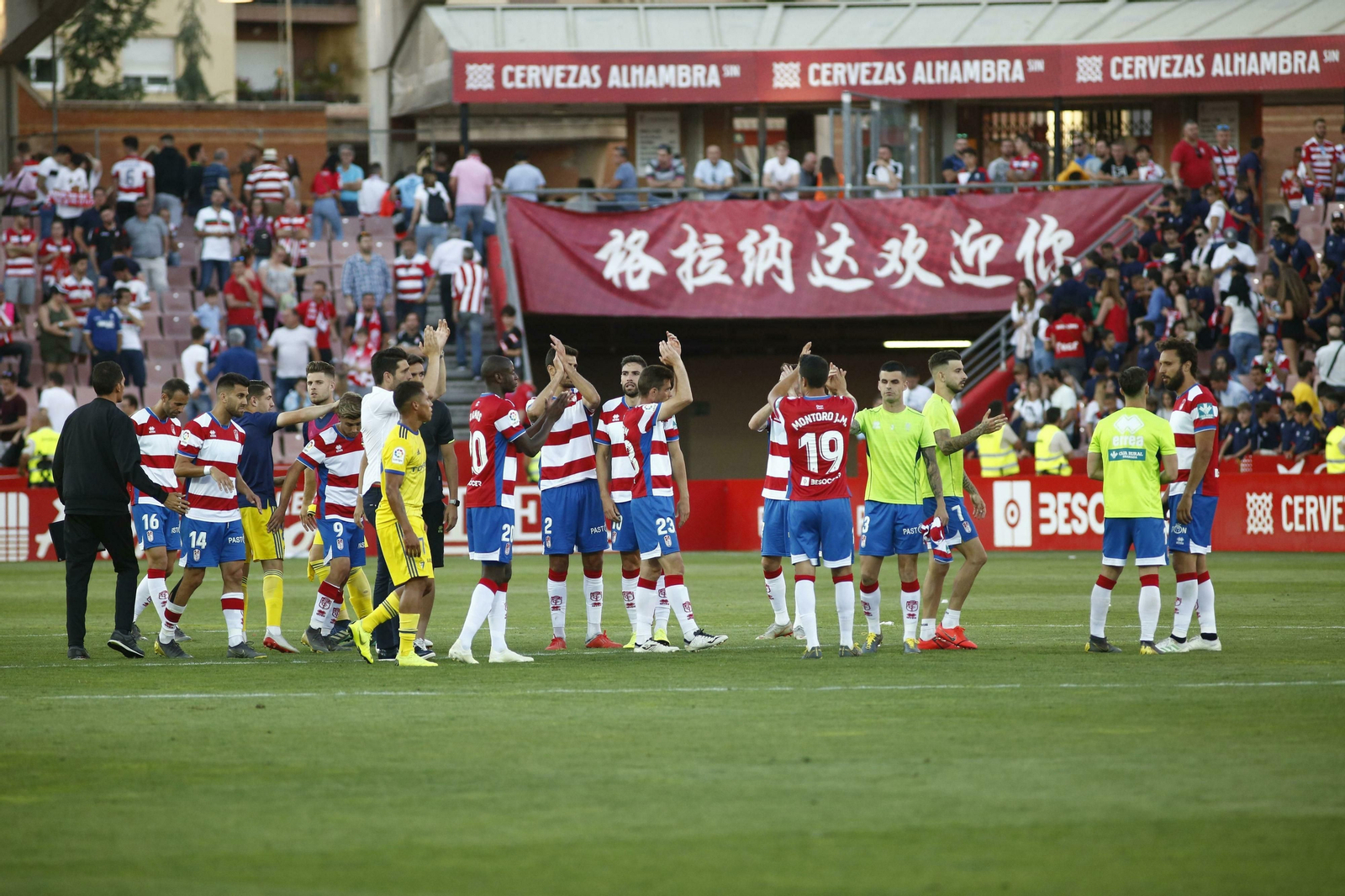 Los jugadores de Granada y Cádiz se saludan al final del partido.