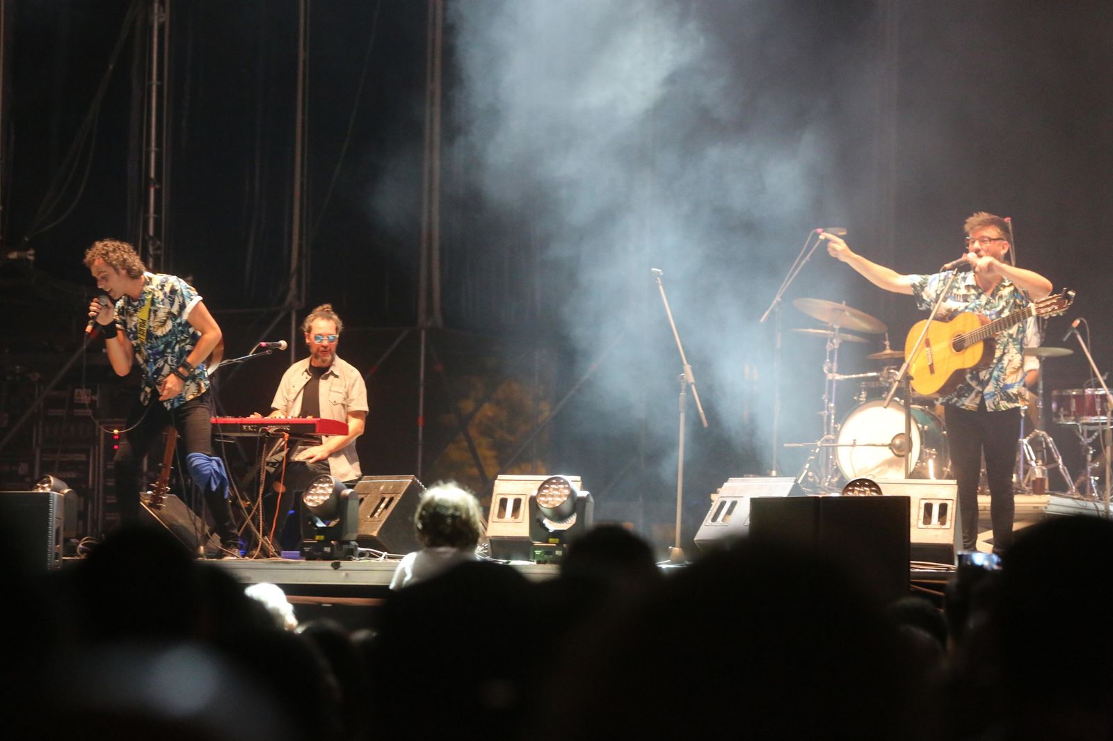 Mucho público sigue ante el escenario los primeros compases del concierto ofrecido ayer por Antílopez en el escenario principal del recinto colombino.