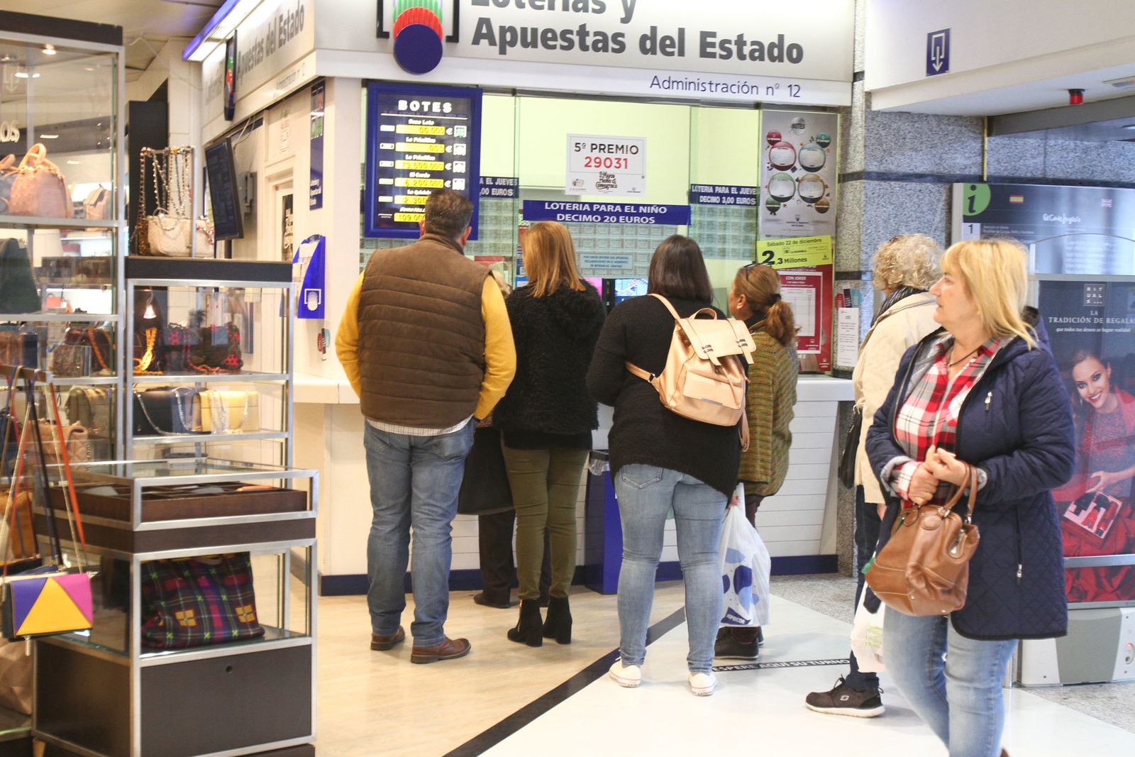 Alegría en Huelva tras tocar por primera vez el gordo en la capital.