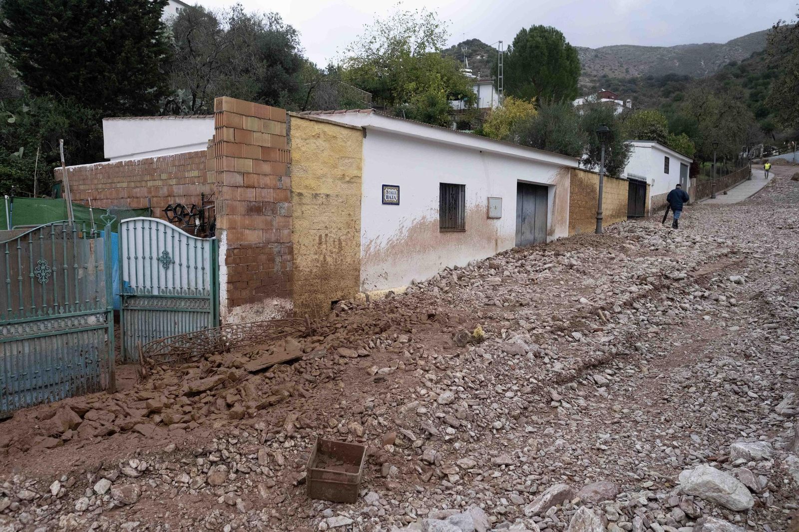 Riada de lodo y piedras en Jimera de Líbar, en fotos