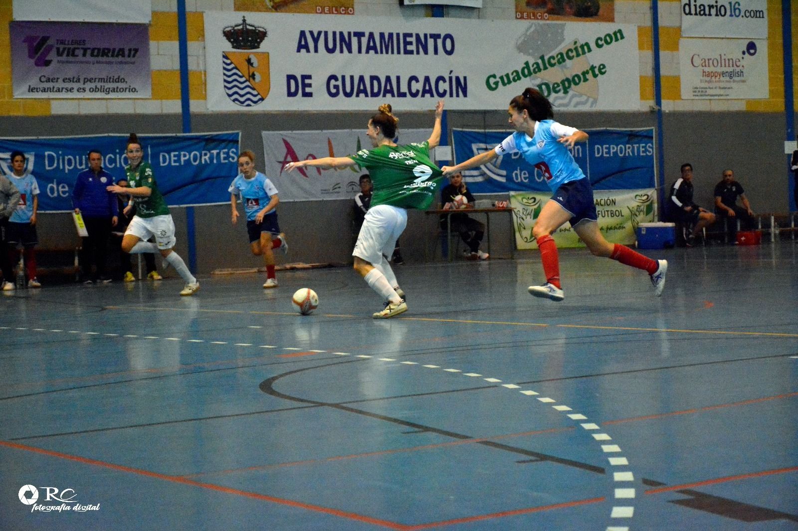 Una jugadora del Majadahonda agarra a Trini.