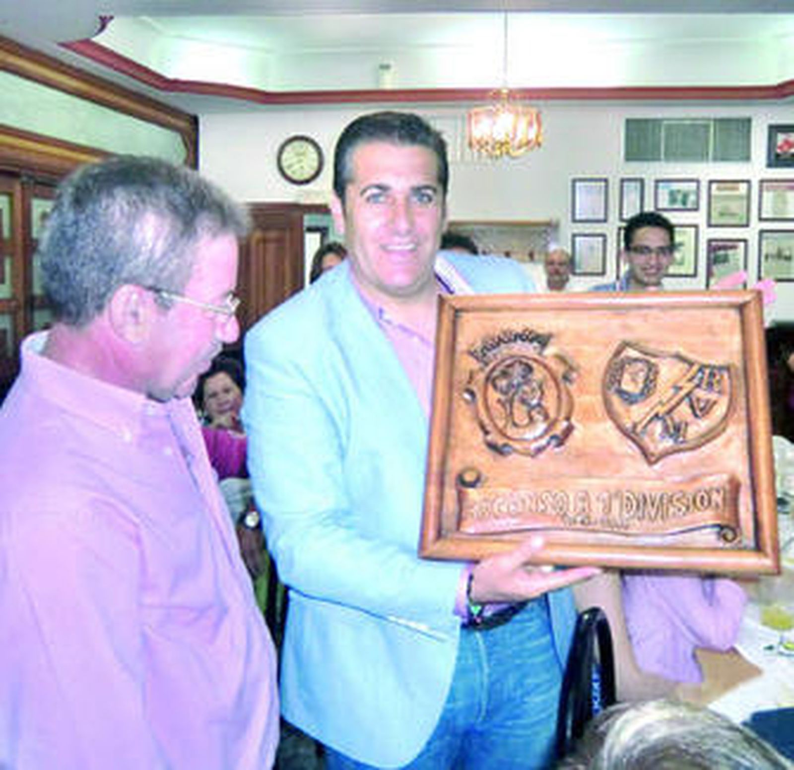 Sandoval recibe un obsequio durante el acto.