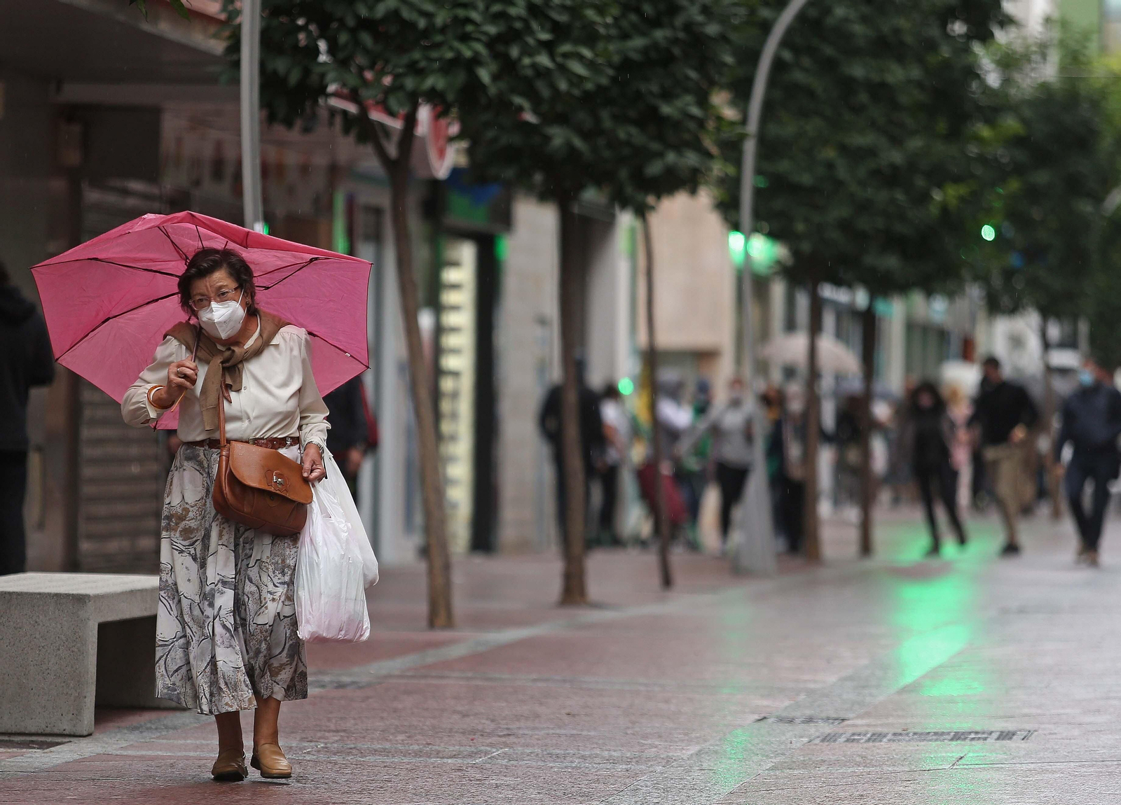 Personas con mascarillas en la calle Ancha de Algeciras.