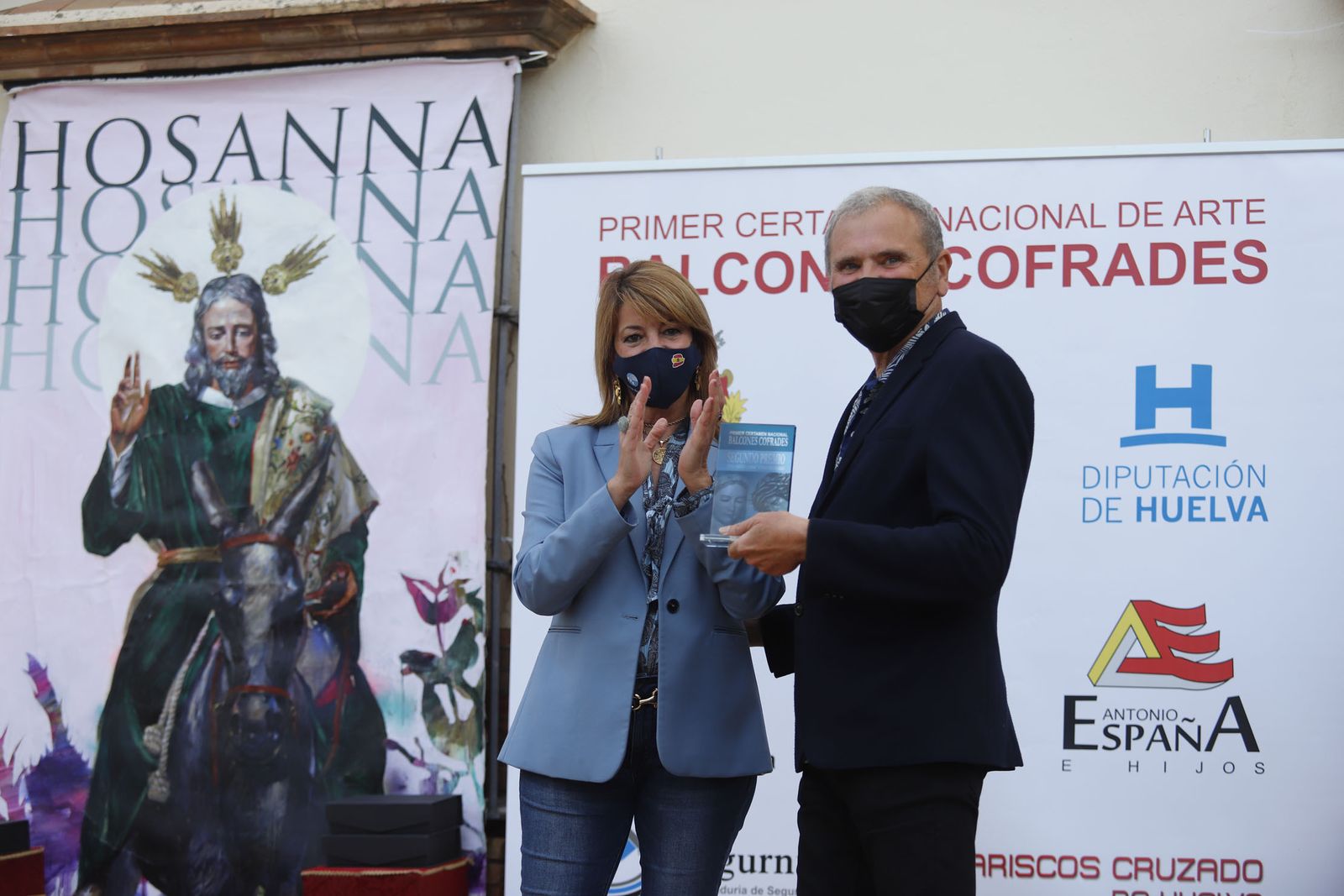 Entrega de los premios del certamen de arte 'Balcones Cofrades' y el concurso escolar de pasos y carteles de Semana Santa 'Ciudad de Huelva'