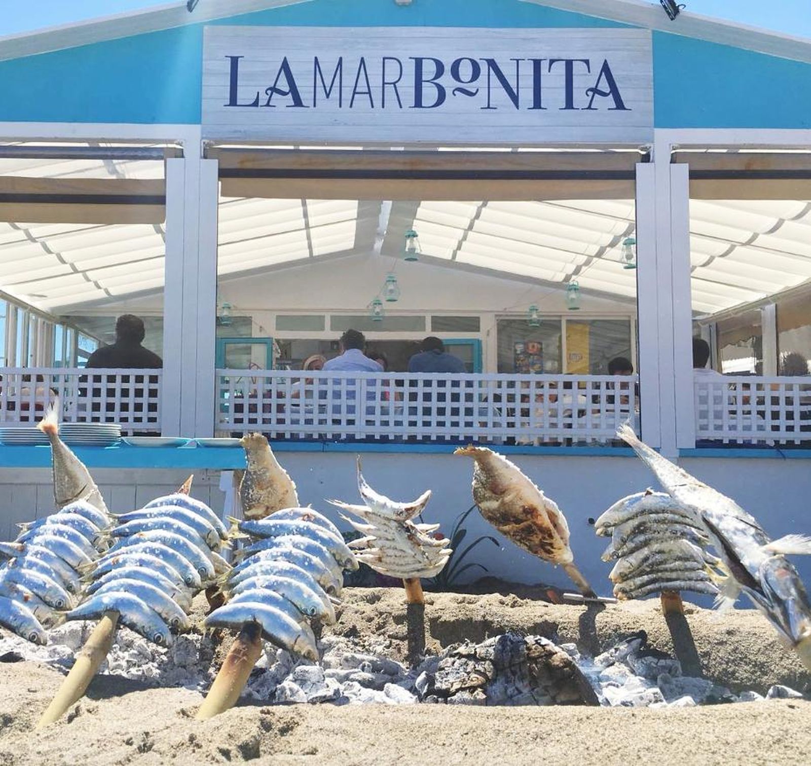 Preparación de espetos en La Mar Bonita