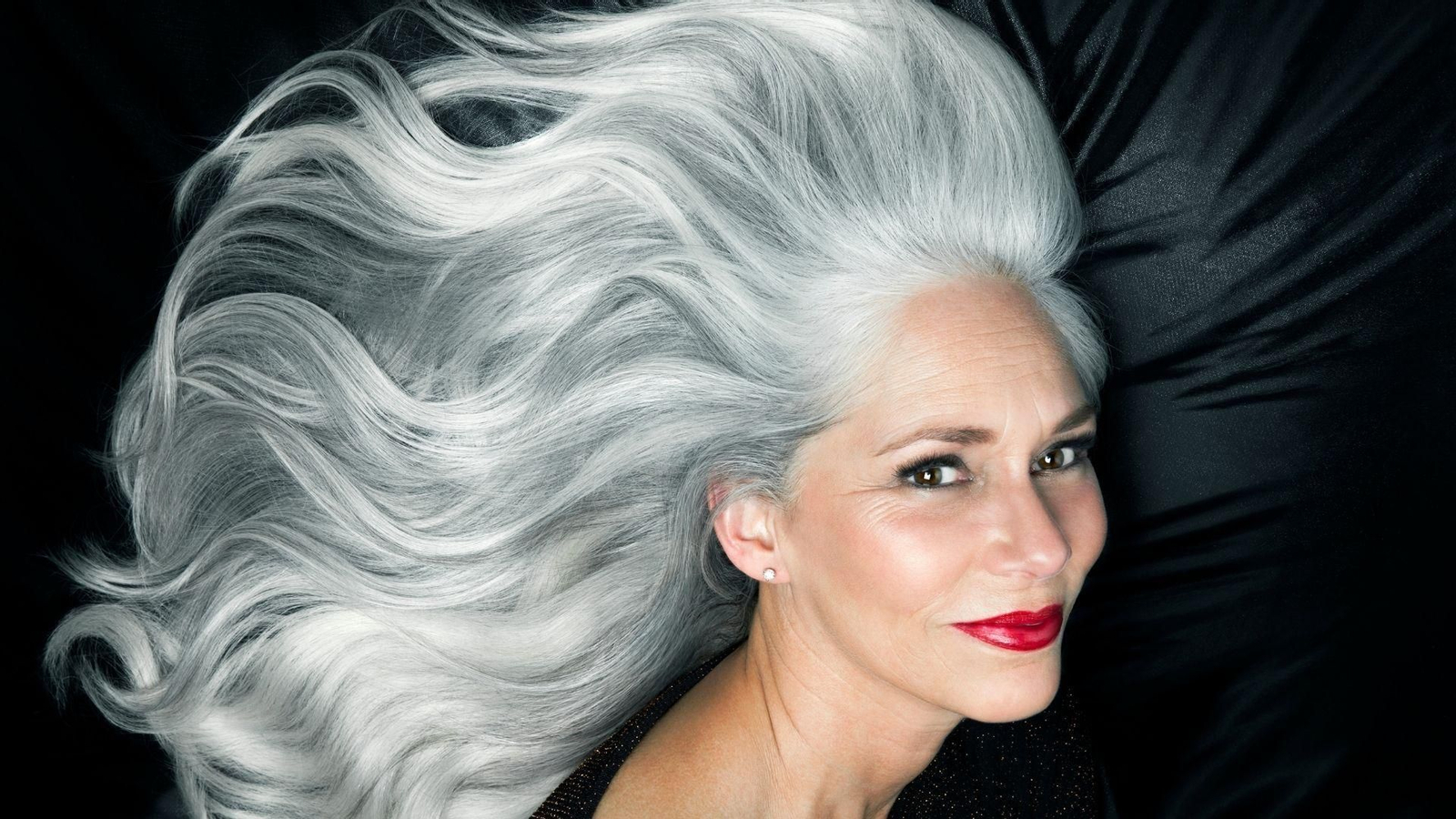 Una mujer con pelo cano