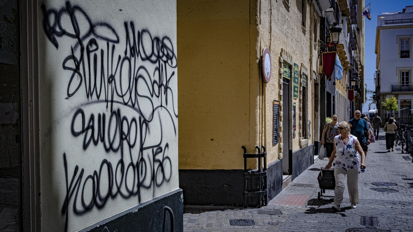 Pintadas y grafitis en el centro de Cádiz
