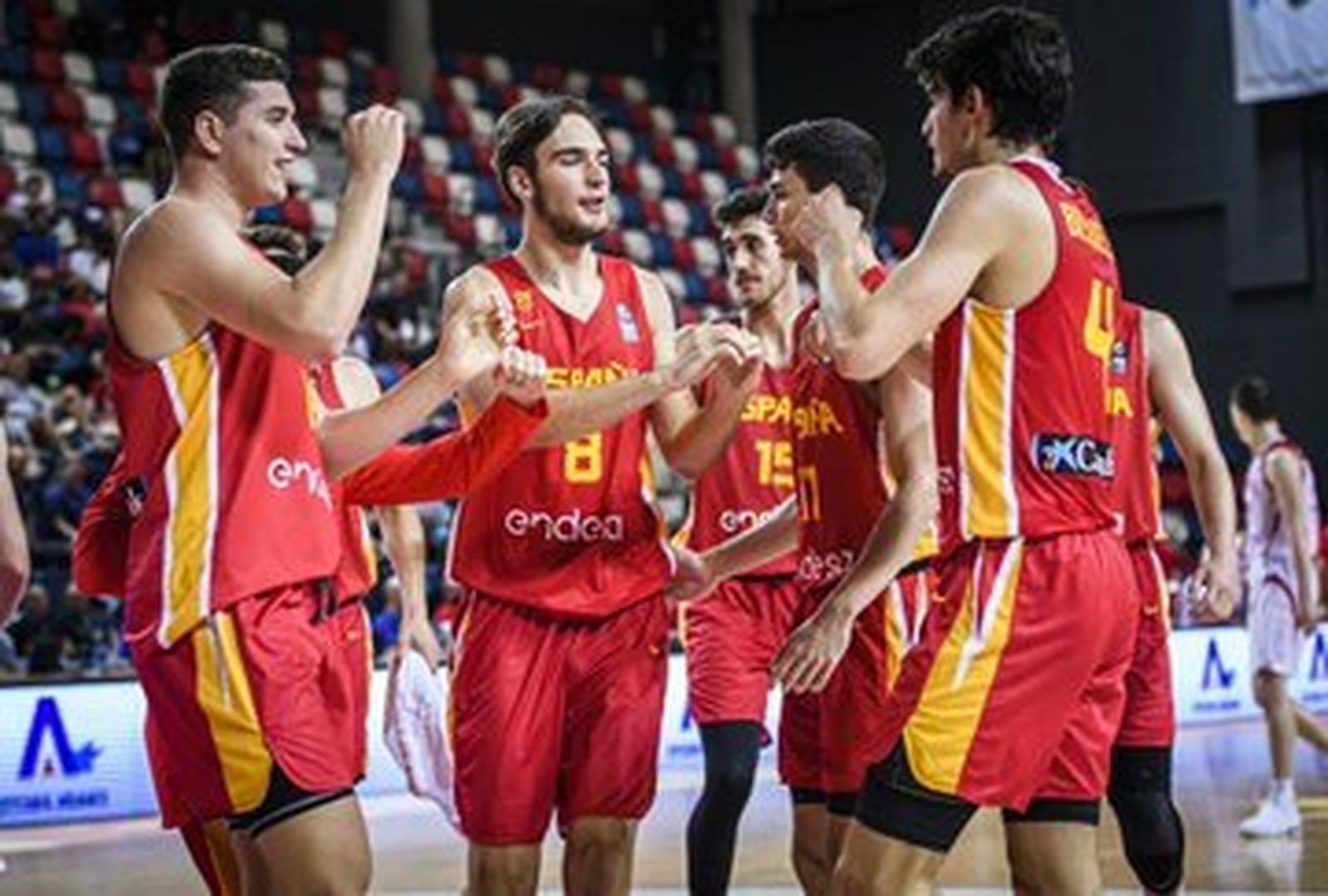 Los jugadores de la sub'20 celebran la victoria.