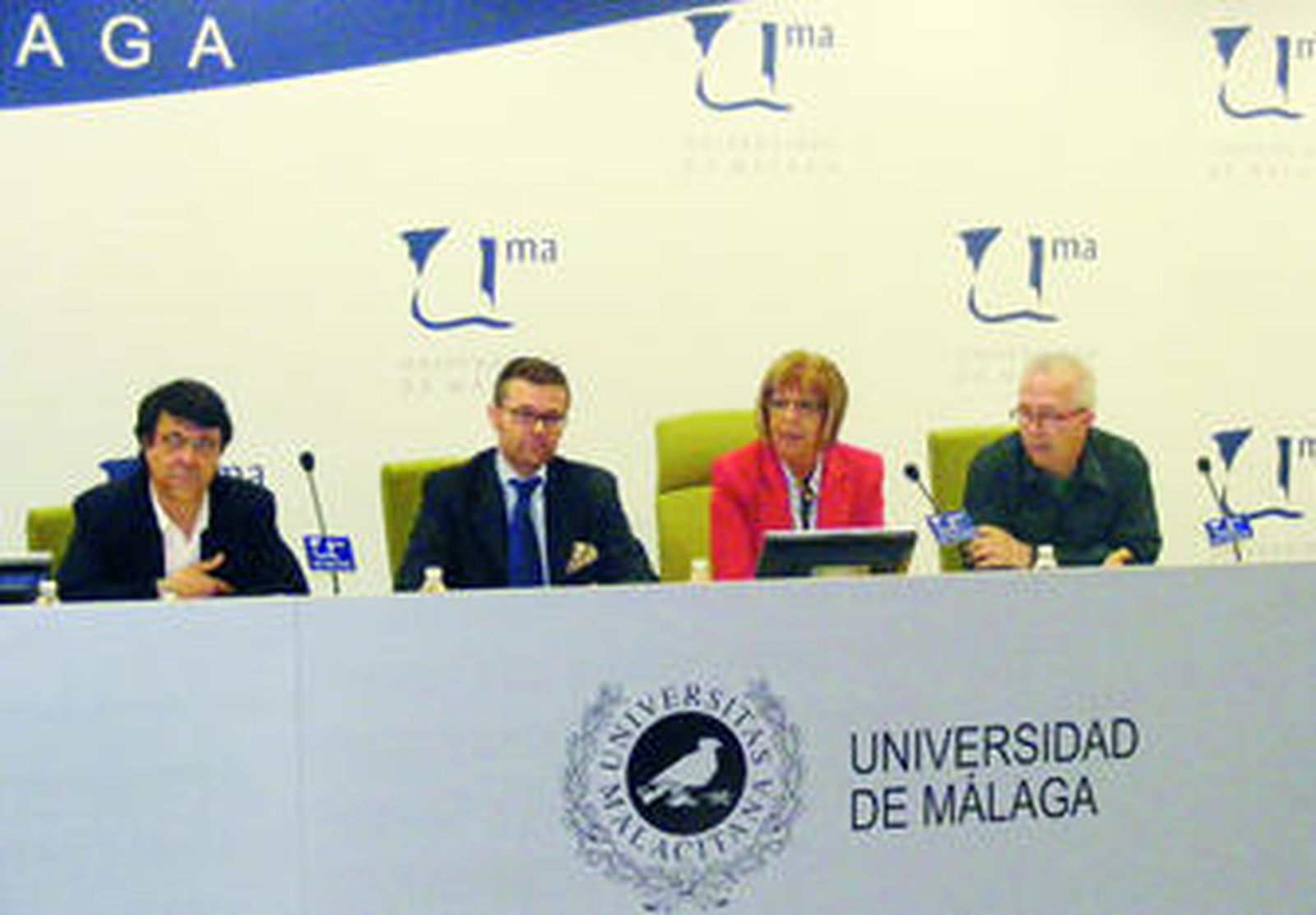 De izquierda a derecha, Antonio García, Aniceto Rodríguez, de Janssen, la rectora y José Sánchez Maldonado.