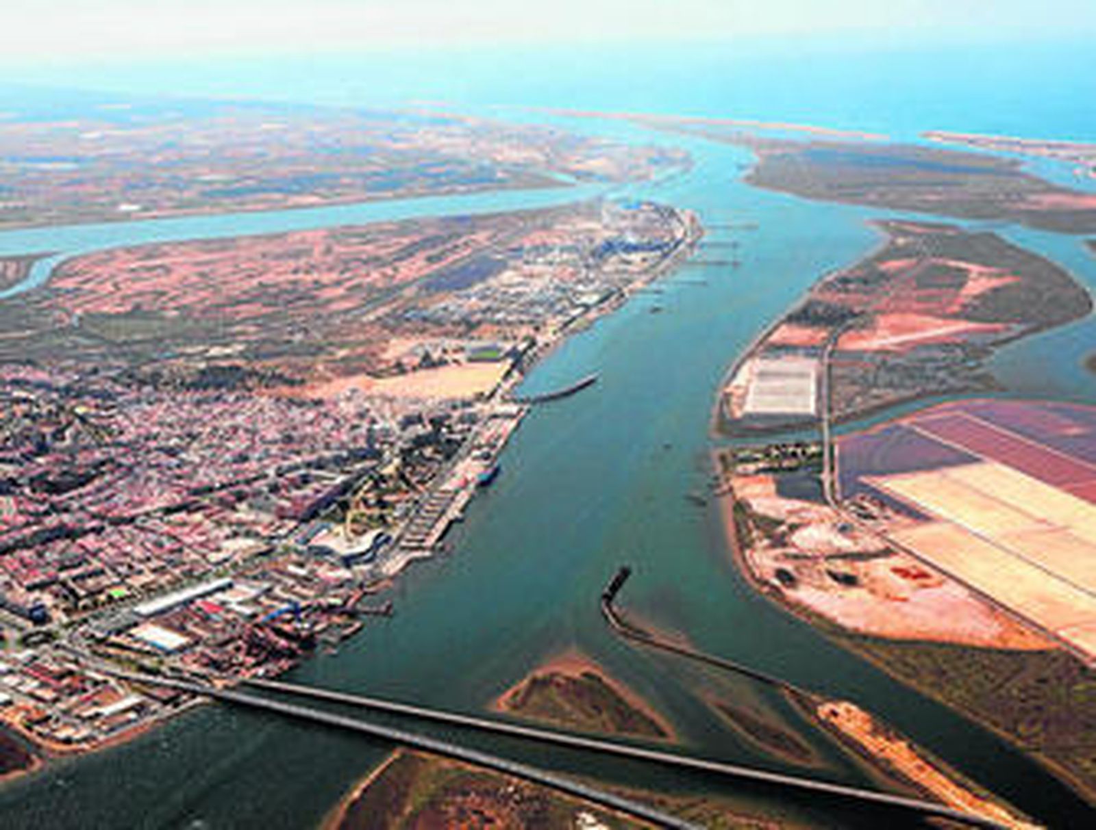 Vista aérea de la ría de Huelva, con el océano al fondo.