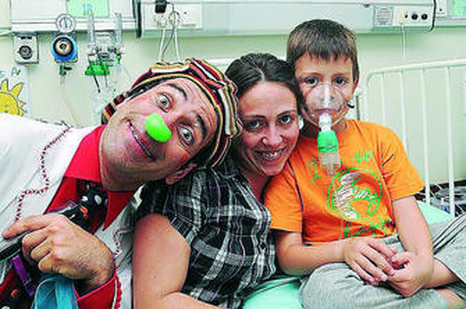 Los doctores payasos de 'Remédios do Riso' también atienden desde hace unos meses a los pacientes de oncología adulta en hospitales portugueses.