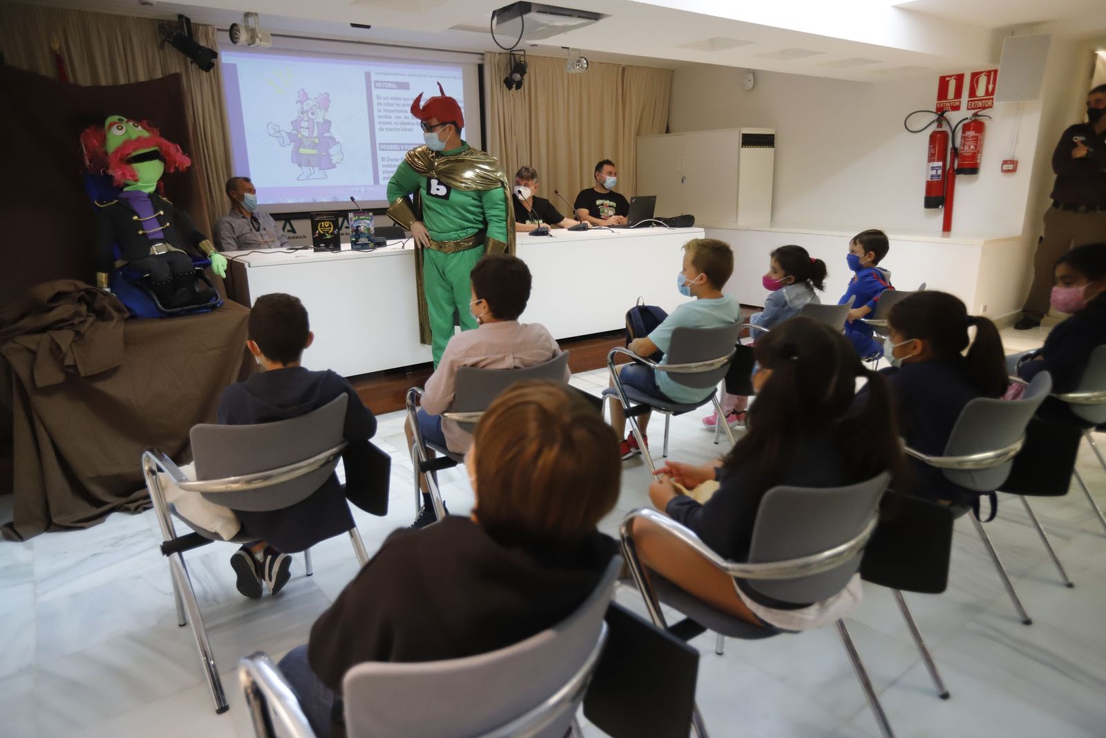 El superhéroe Biblos enseña a los niños el valor de las bibliotecas en Huelva