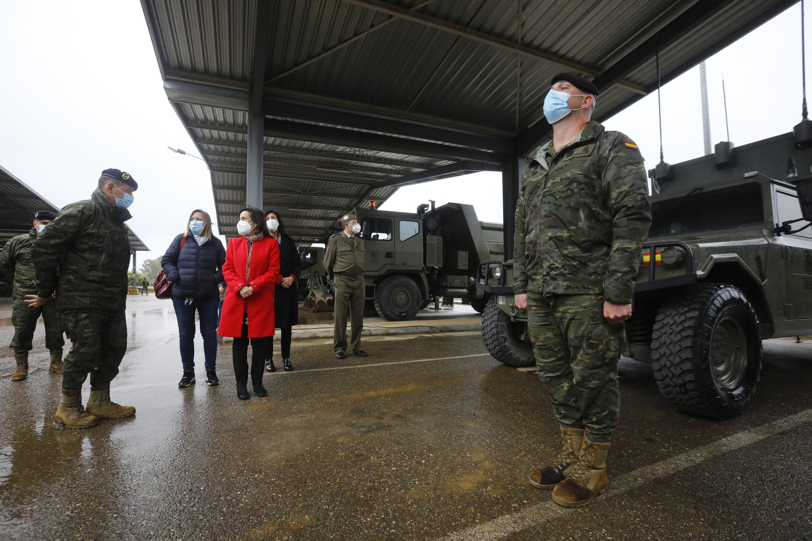 La visita de Margarita Robles a la base militar de Cerro Muriano, en imágenes