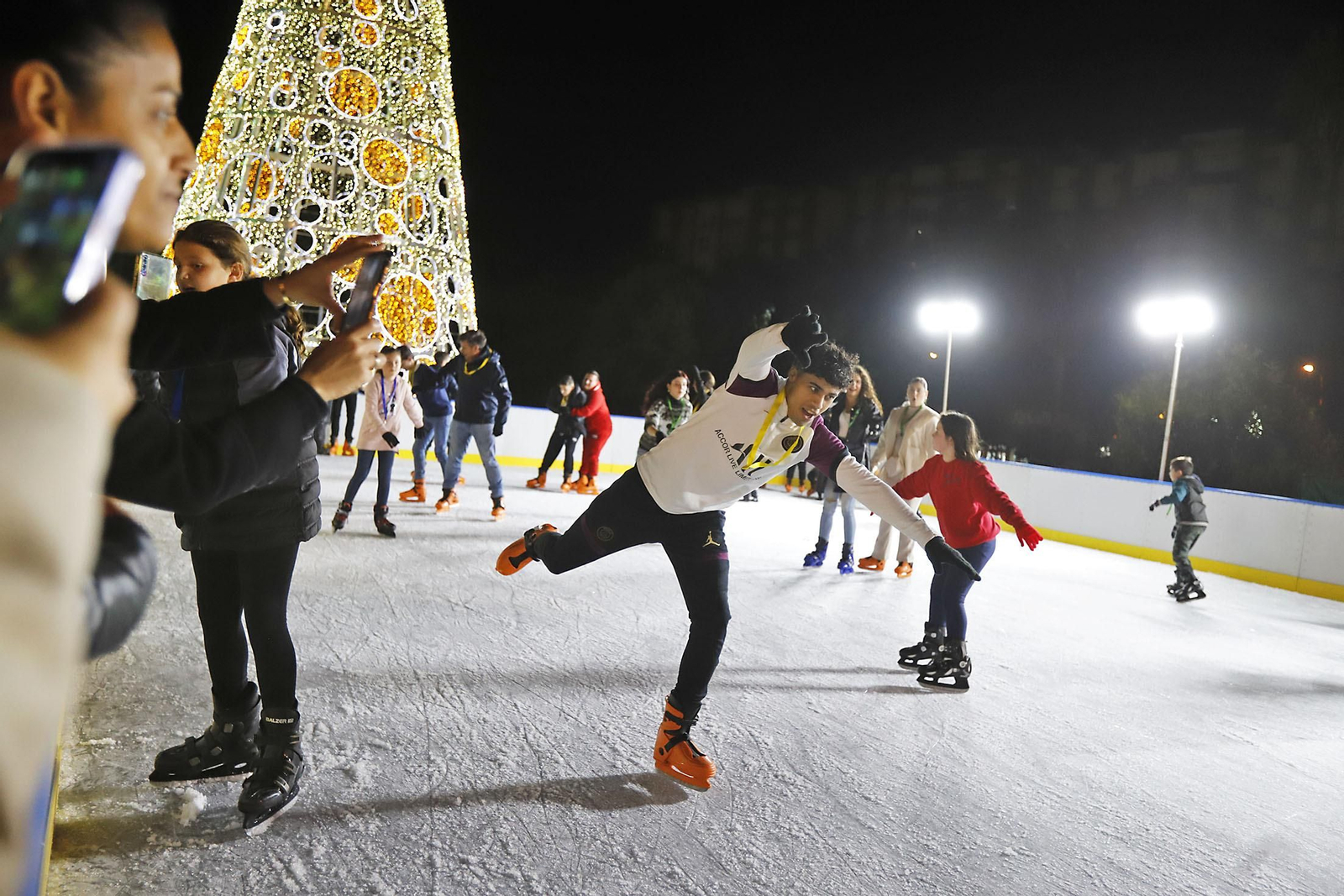 Imágenes de la pista de hielo en Isla Chica por Navidad