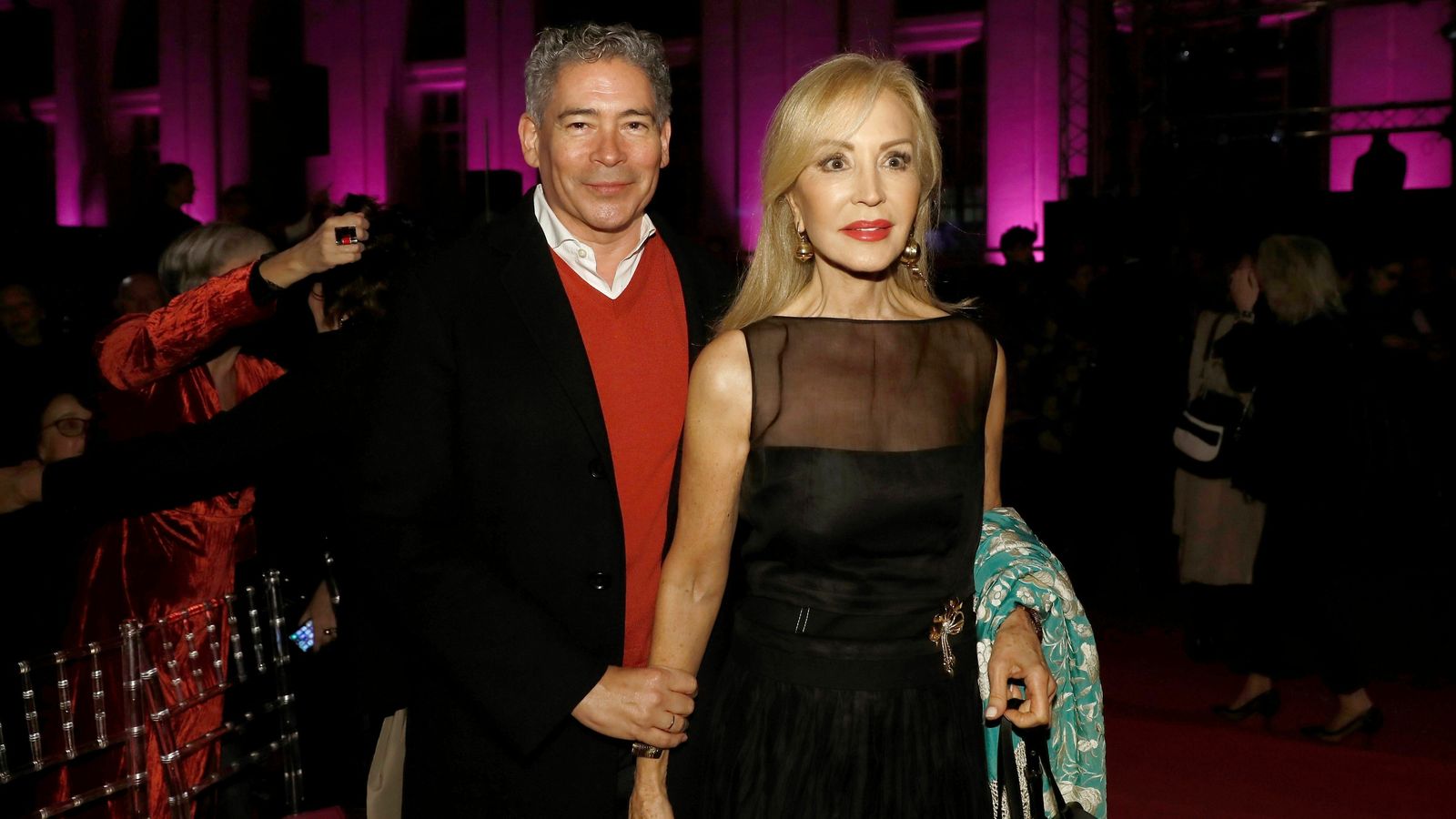 Boris Izaguirre y Carmen Lomana, minutos antes del desfile de Pertegaz.